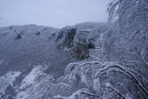 Zasnežene prepadne stene Mačkić kamna. Foto Mihael Rukše
