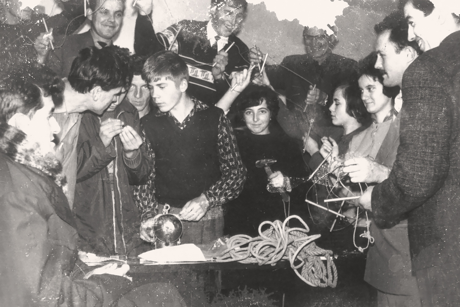 Uroš (drugi z leve) predstavlja jamarsko opremo na ustanovnem občnem zboru (1962)