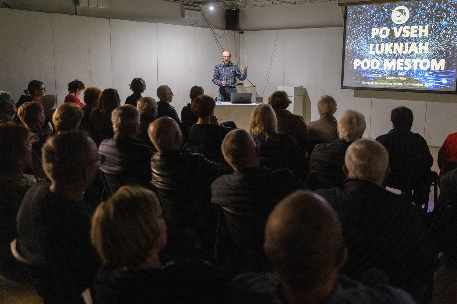 Velik interes ter pozorno poslušanje številnega občinstva. Foto Boštjan Pucelj.