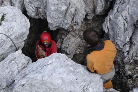 Anže in Gregor pri vhodu v NM 89. Foto Jože Tomšič.