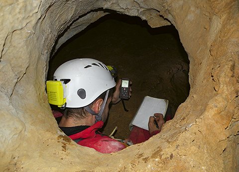 Merjenje v jami Zjoturina. Foto Jože Tomšič.