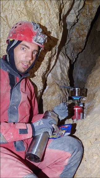 Jama je že globlja, s čimer se daljšajo tudi akcije. Zato je potrebno poskrbeti tudi za hrano in toplo pijačo.