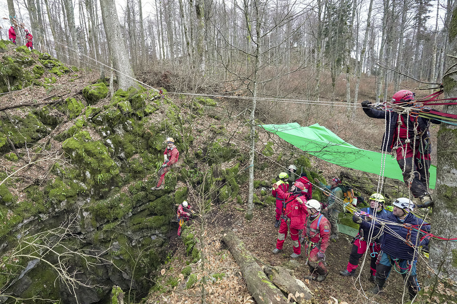 Zaključni dvig ponesrečenca iz globine 150 metrskega brezna na Kočevskem. Foto Mihael Rukše