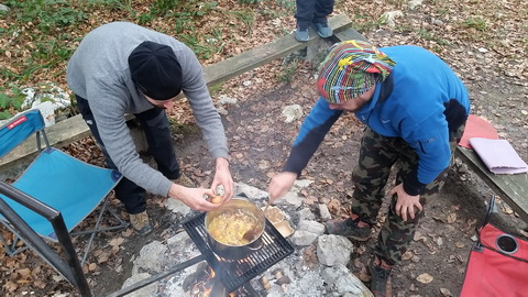 Močni zajtrki so nujni za resno jamarstvo.