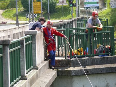 Zgornje pritrdišče na razgledni ploščadi na mostu.