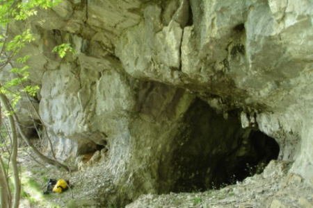 Poševni spodmol - jama, ter dve manjši jamici v steni klifa.