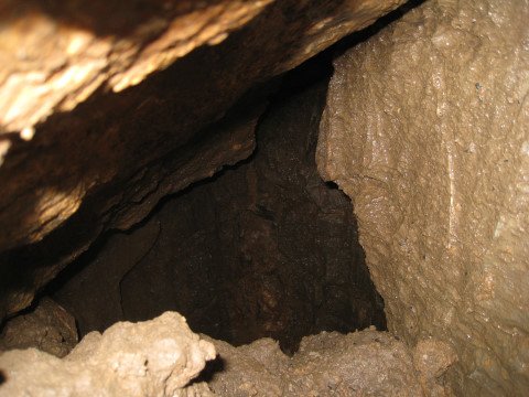 Eno od možnih nadaljevanj v jami je dvoranica proti severu.
