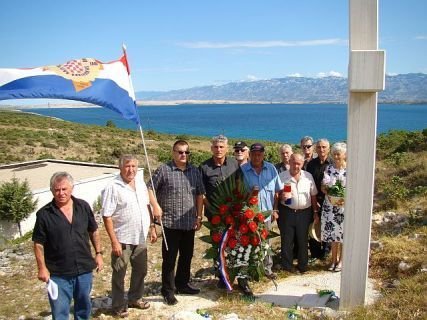 Komemoraciji su nazočili brojni članovi obitelji žrtava sa šireg vrško-ninskog kraja (podnapis iz Zadarskog lista, julij 2011).