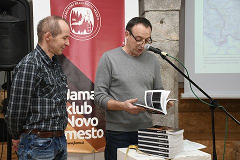 Marko Pršina in Andrej Hudoklin med predstavitvijo Dolenjskega krasa 7. Foto Tomaž Grdin.