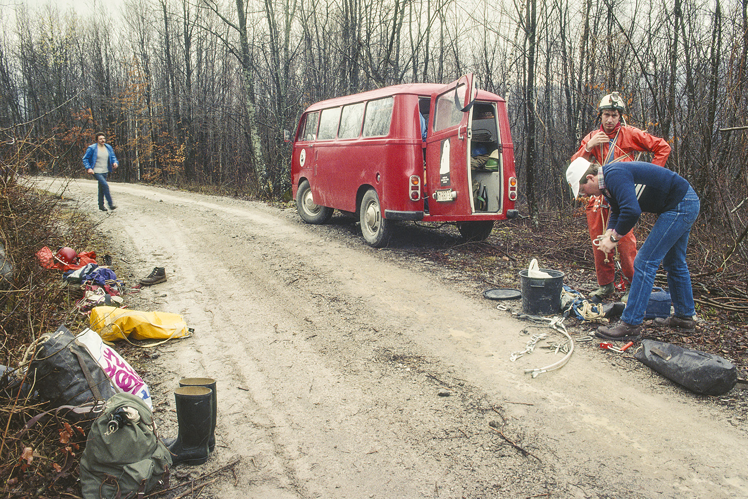 Anton Tramte, Mihael Rukše in Zdravko Bučar med pripravami na spust v Kaščico (1988). Foto Marko Pršina