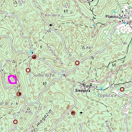 Vhod v jamo je nekje na pol poti med Planino in porušeno
kočevarsko vasjo Golobinjek na zahodu gornje karte.