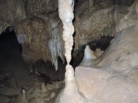 Zadnji zasigani deli v spodnjih delih jame, tu se že pojavi blatna ilovica na tleh.
