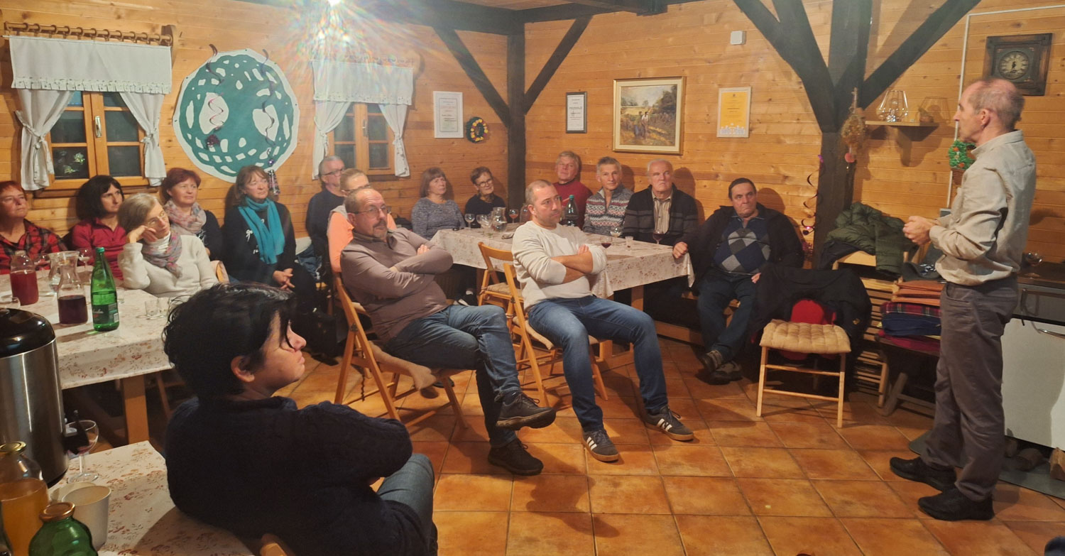 Poslušalci z zanimanjem poslušajo Markovo predavanje. Foto Bernardka Zorko.