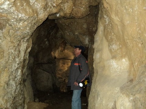 Rov v jami polkrožno zavije in se še bolj razširi.