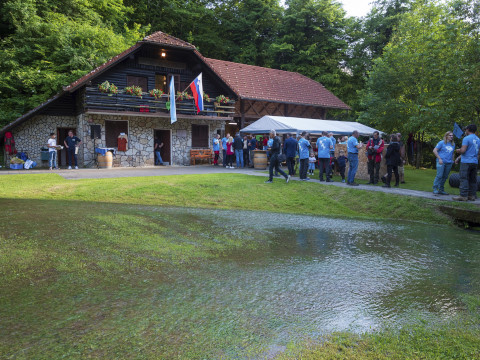Kraj dogajanja: Jamarski dom Martina Bolteza pred Kostanjeviško jamo.