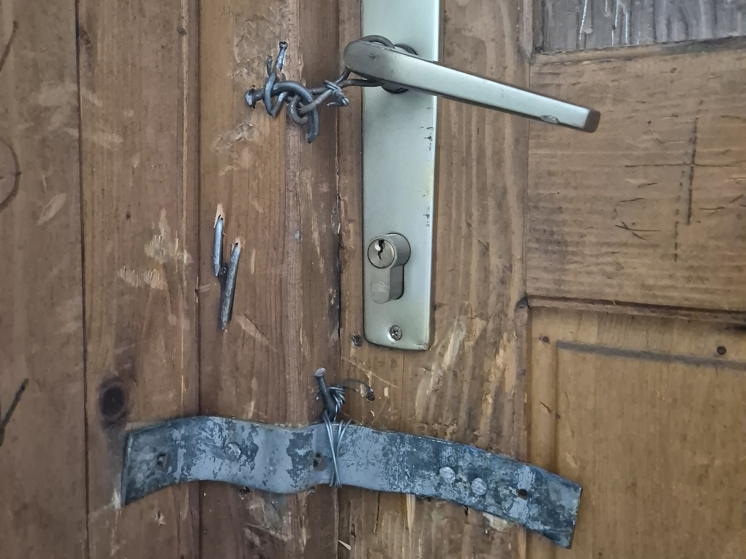 Po "bosanski" zaklenjena vrata v Titovi pećini nad Drvarjem. Maršala ni bilo doma, ...