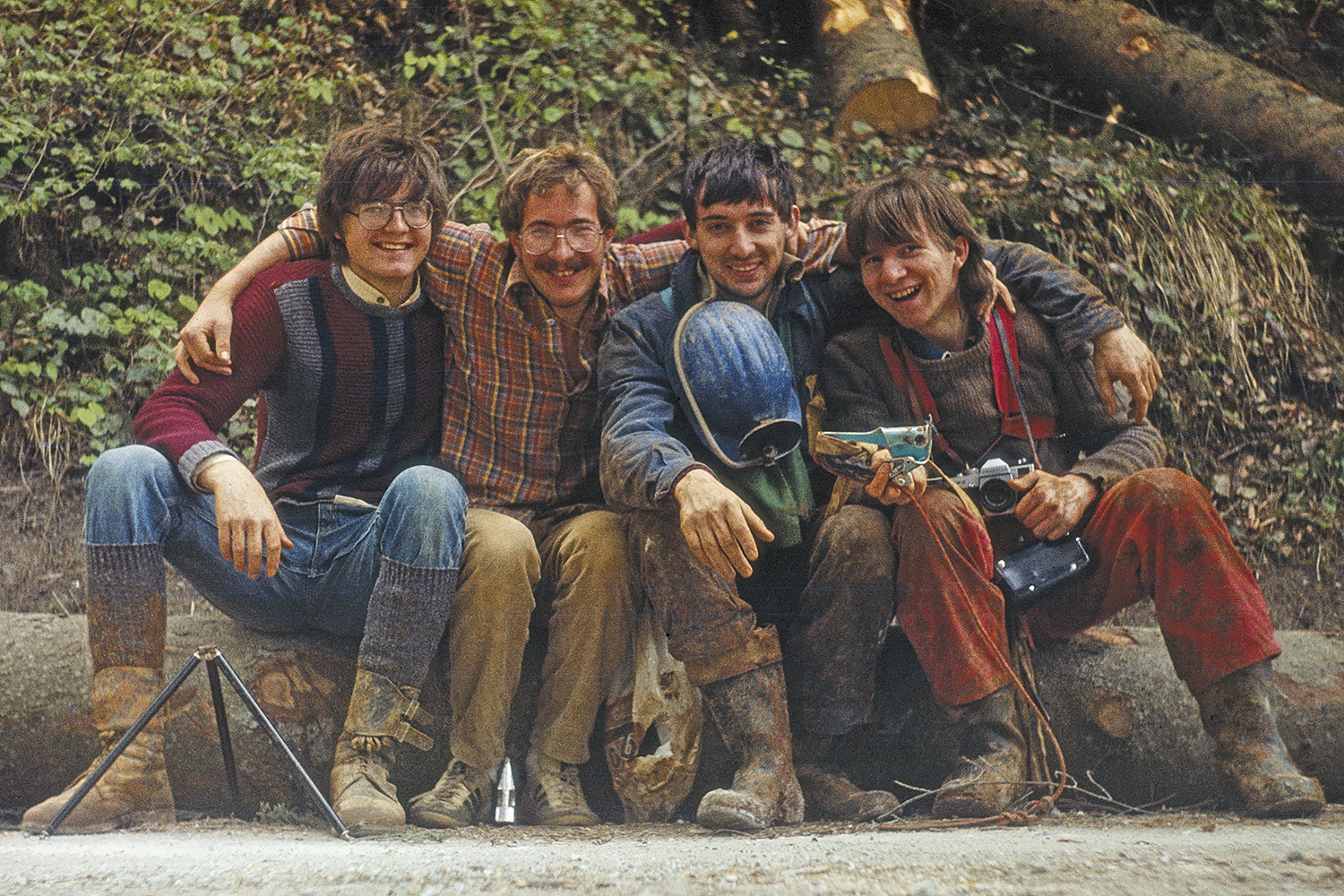 Udarna topliška ekipa Robert Bučar, Zdravko Bučar, Andrej Hudoklin in Marko Pršina po vrnitvi iz Pihalnika (1983). Foto Andrej Hudoklin