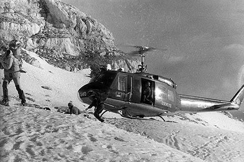 Slovenski in italijanski helikopter (na sliki) sta med reševanjem enakovredno sodelovala.