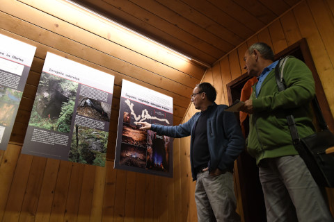 Andrej in Borivoj med ogledom panojev.