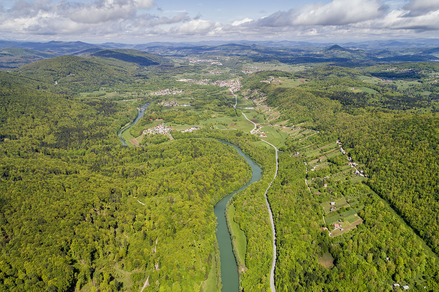 Krka Suhokrajinsko planoto razmeji na Vzhodno in Zahodno Suho krajino (pogled proti severu). Foto Marko Pršina