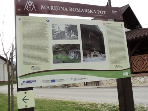 Informacijska tabla nas usmeri proti Lurški jami.