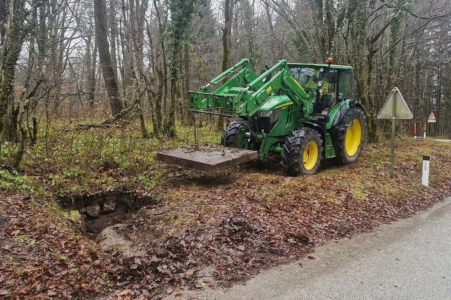 Dvigovanje zaščitnega pokrova, pod katerim je bila desetletja varno uskladiščena vsakovrstna svinjarija.
