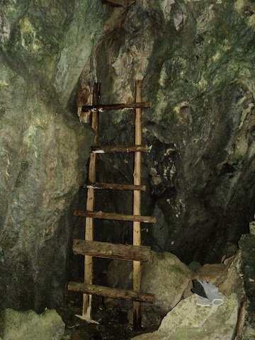 Lestve sežejo do vstopa v kamin.