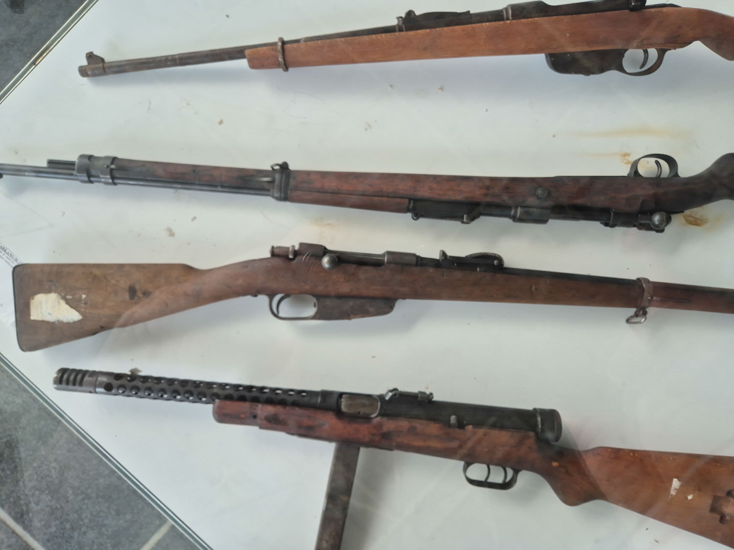 Puška Carcano je usmerjena v desno.