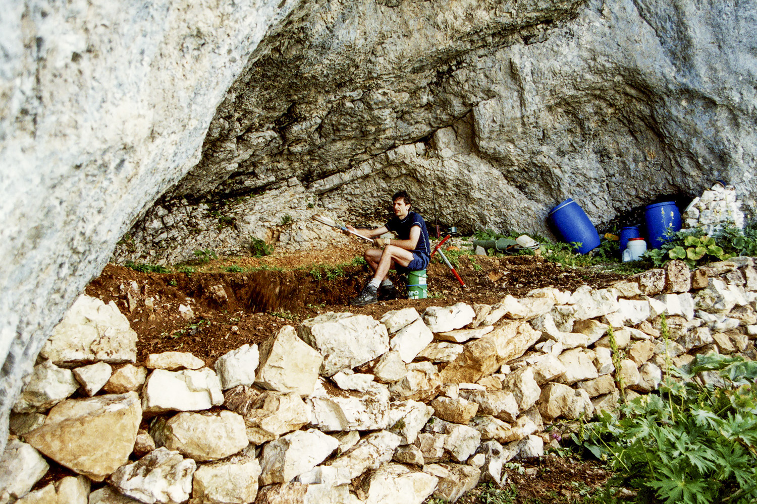 Andrej Gašperič med začetnim urejanjem bivaka pod spodmolom (2003). Foto Mihael Rukše