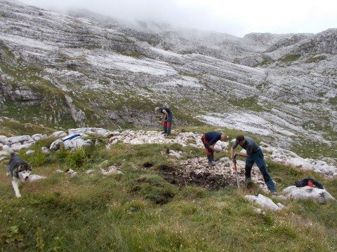 Urejanje pristajališča in šotorišča. Foto: Anže Tomšič.