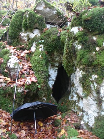 Za manjšo vertikalo se nadaljuje poševni rov.