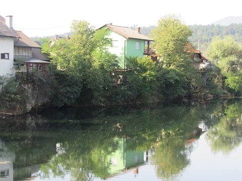 Nekoliko zumiran pogled iz mostu na spodmol z jamo.