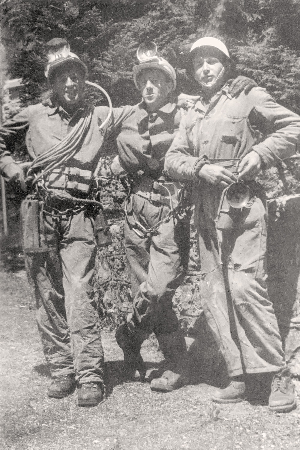 Pionirski časi – pionirska oprema (okoli 1964). Levo Lojze Medle