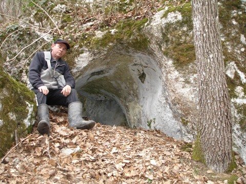 Mali kevder leži le 20 m stran od Velikega.
