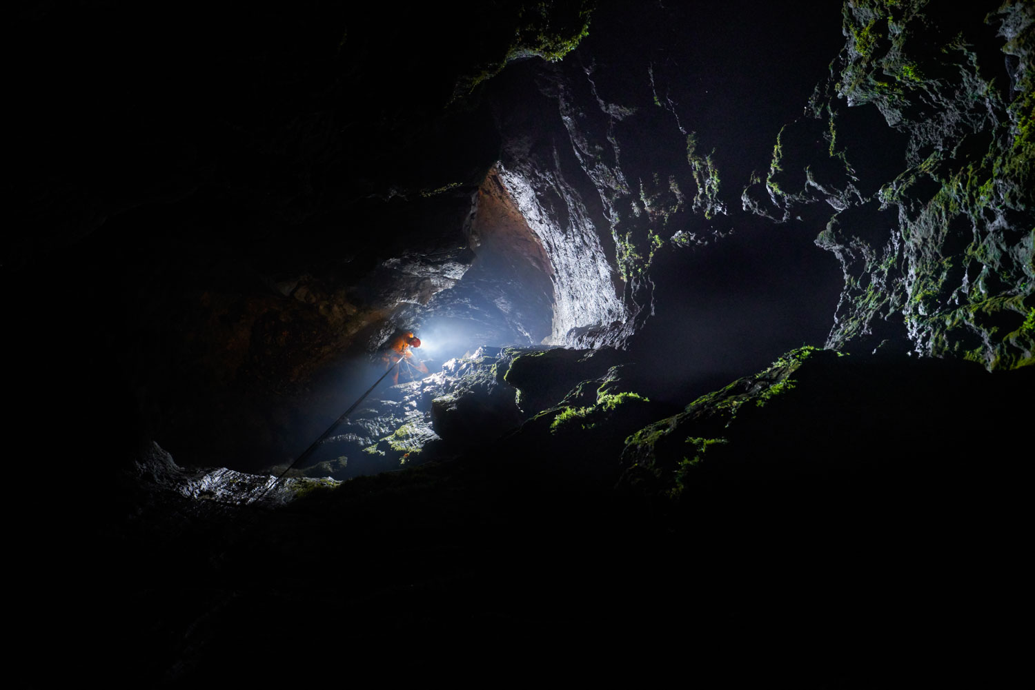 Redko osvetljena črnina 103 m globoke vhodne vertikalne stopnje. Foto Tomaž Grdin.