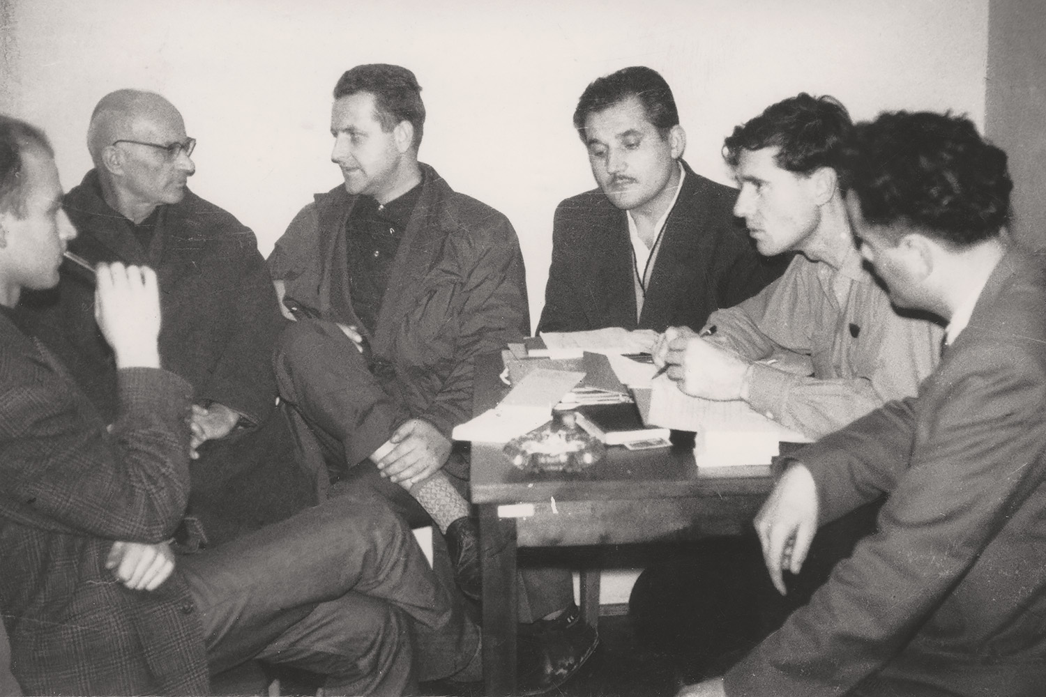 Razgovori med ustanovitelji kluba. Uroš Tršan je drugi z desne (1962)