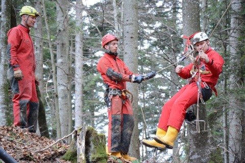 Tomaž Grdin pripravlja dokumentarec o čiščenju jam in zato ima poseben privilegij: vožnjo na prečnici.