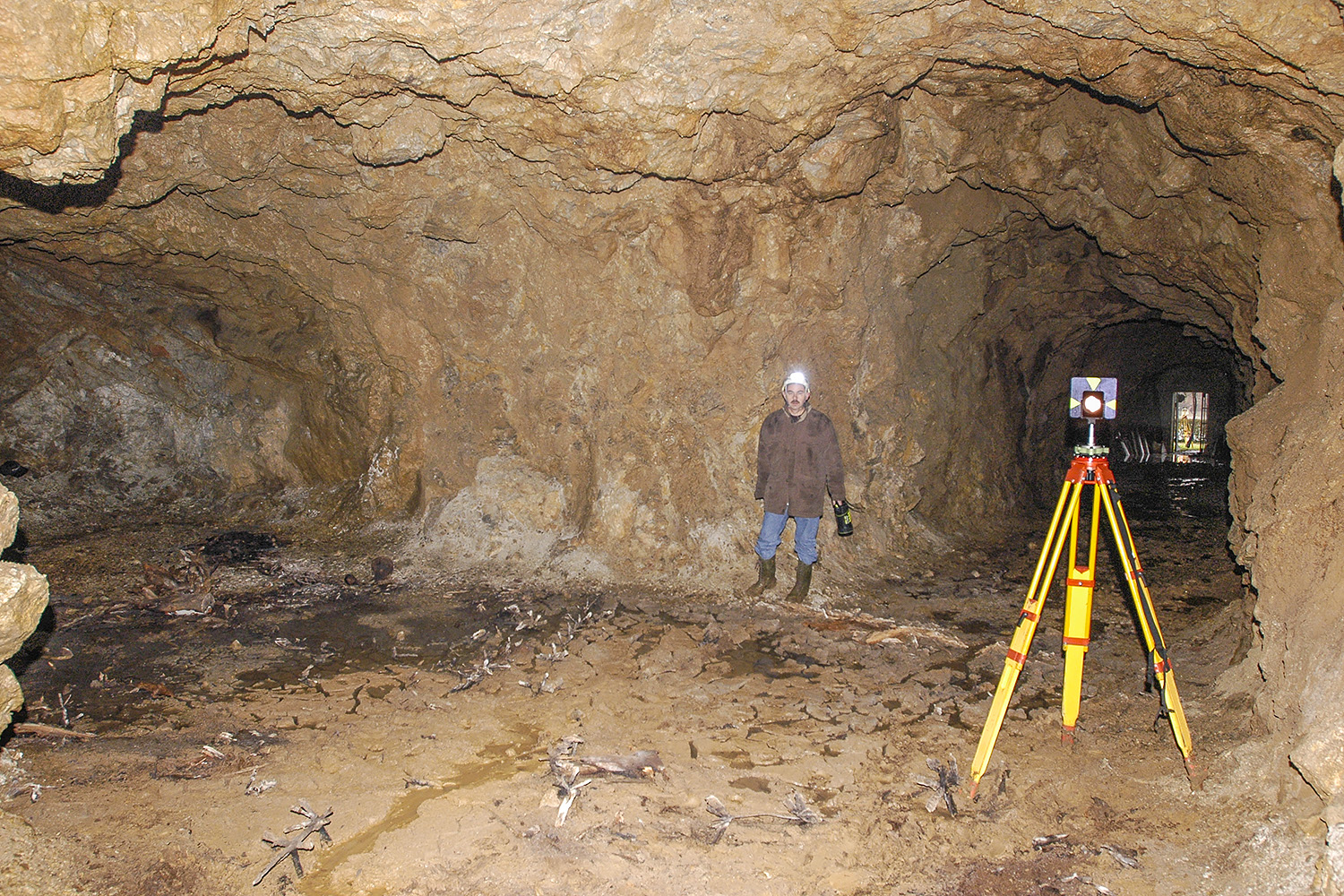 V vseh štirih rovih pod mestnim jedrom smo izvedli geodetske meritve (2005). Foto Marko Pršina