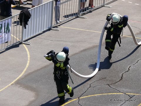 na koncu spet z druge strani poligona potegniti nabito polno cev vode, ...