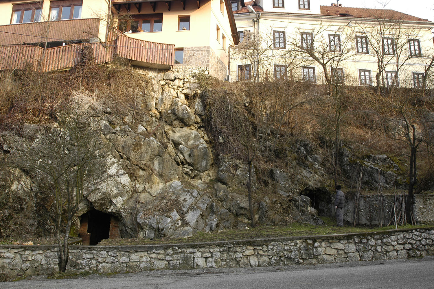 Oba vhoda v rov 3 pod novomeškim Bregom (stanje 2005).