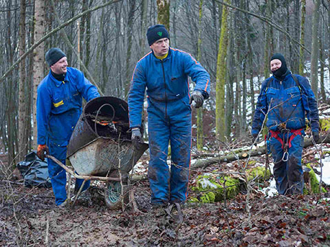 Ekipa z »divjega odlagališča« se je pridružila ekipi Brezna pri ovinku.