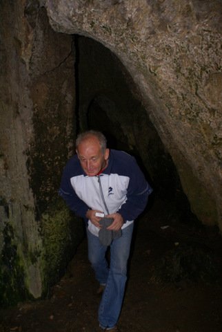 Mišo nam pokaže jame v sadri.