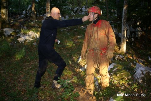 Šini hrani izmučenega in lačnega Klemija po vrnitvi iz jame.