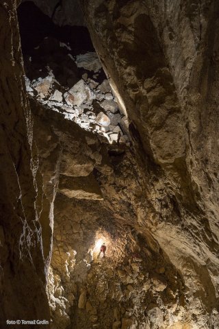 Fotografija prehoda med zadnjim 70-metrskim breznom in mogočno dvorano.