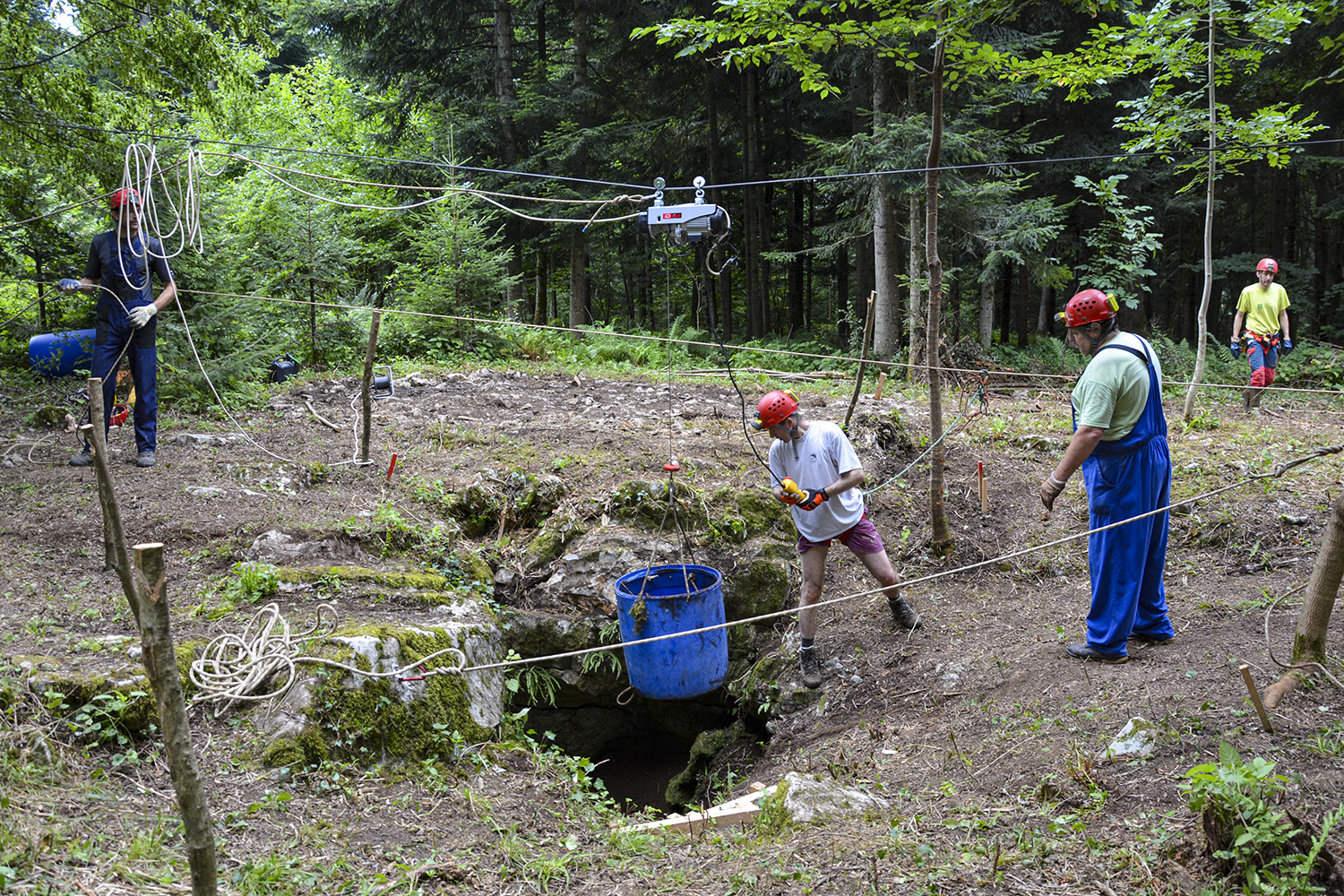 Prvo čiščenje Cvingerske jame s pomočjo električnega vitla (2016). Foto Matija Črešnar