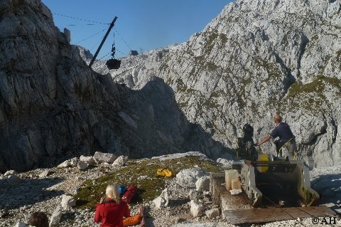 Transport opreme s tovorno žičnico do Koče Petra Skalarja.