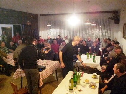Število obiskovalcev nas je presenetilo, saj je zmanjkalo vseh stolov v gostilni.