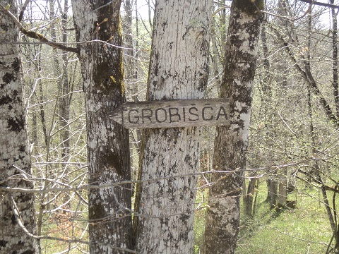 Oznaka za nedokazana grobišča v Ušivih jamah.