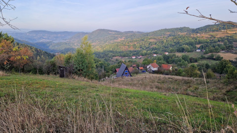 Pogled na Ozren in Nevenov vikend.