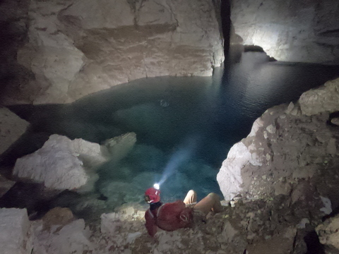 Jure osvetljuje jezero ter prelom, ki se odpira v smeri proti jugu.